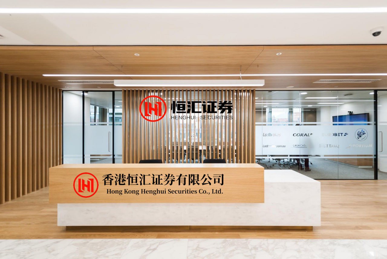 金投策略 自从在越南发现了跟三星堆相似的文物，基本就能确定了，当年秦国灭掉巴蜀的时候，蜀国最后一代开明王的族人，根本没留在四川，而是一路逃到了越南。站在河内的越南国家历史博物馆里，隔着玻璃柜盯着那件“玉牙璋”看久了，你会有一种时空错乱的恍惚感。这东西无论是那锋利的刀工，还是那股子透着诡异神性...